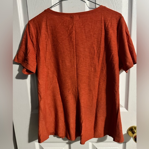 Orange shirt with lined detail on front. π - Picture 2 of 7